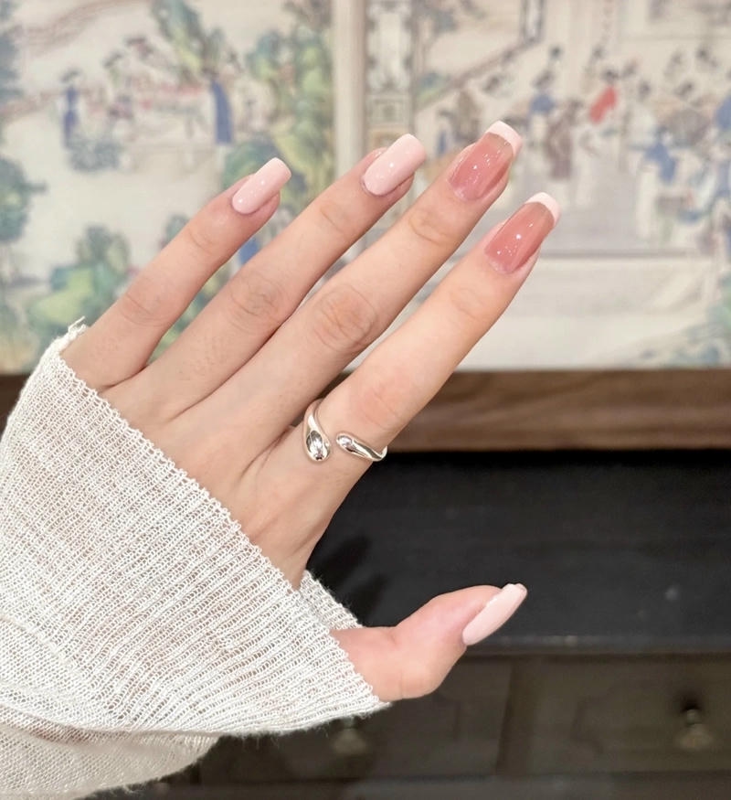 mẫu nail màu hồng nhẹ nhàng đáng yêu