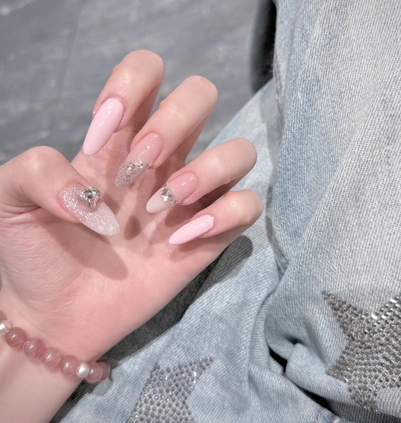 mẫu nail màu hồng nhẹ nhàng đẹp