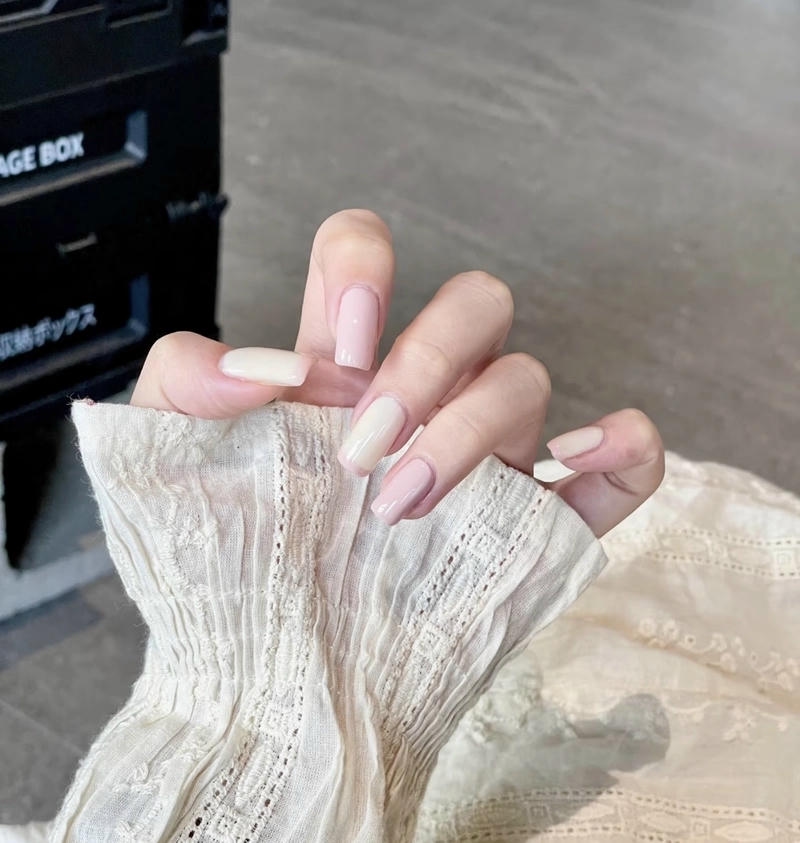 mẫu nail màu hồng nhẹ nhàng đơn giản