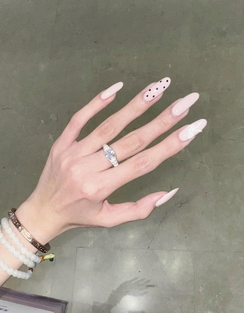 mẫu nail màu hồng pastel đơn giản