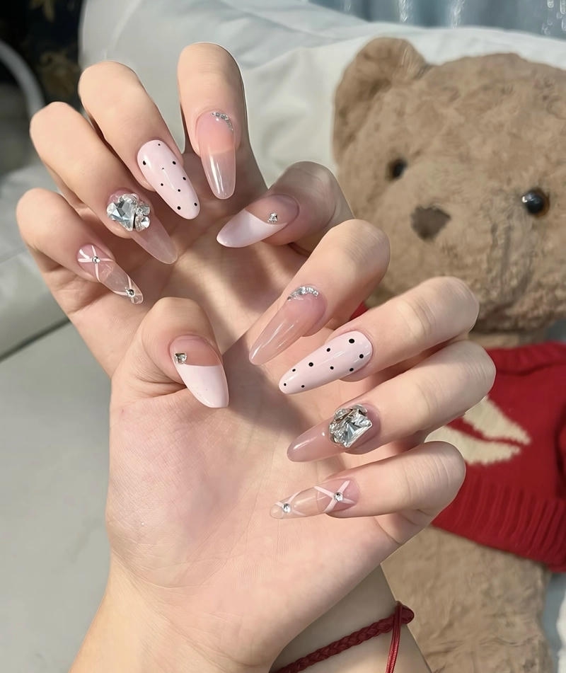 mẫu nail màu hồng pastel móng nhọn