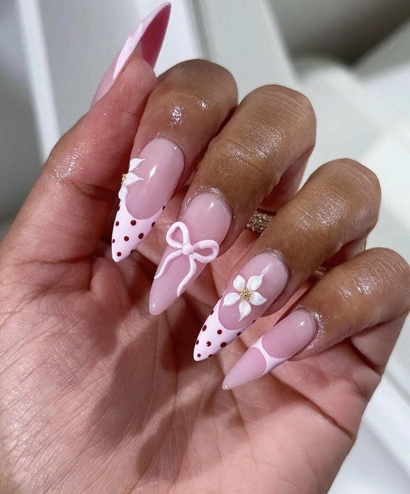 mẫu nail màu hồng phấn có gắn charm
