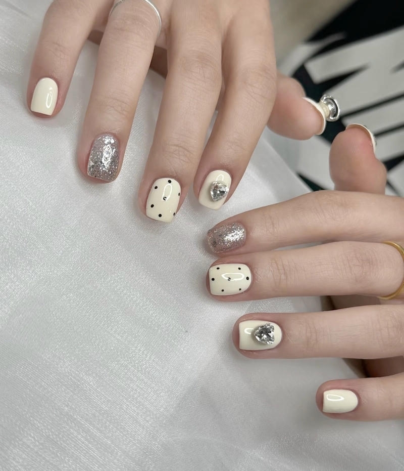 mẫu nail màu trắng sữa chấm bi