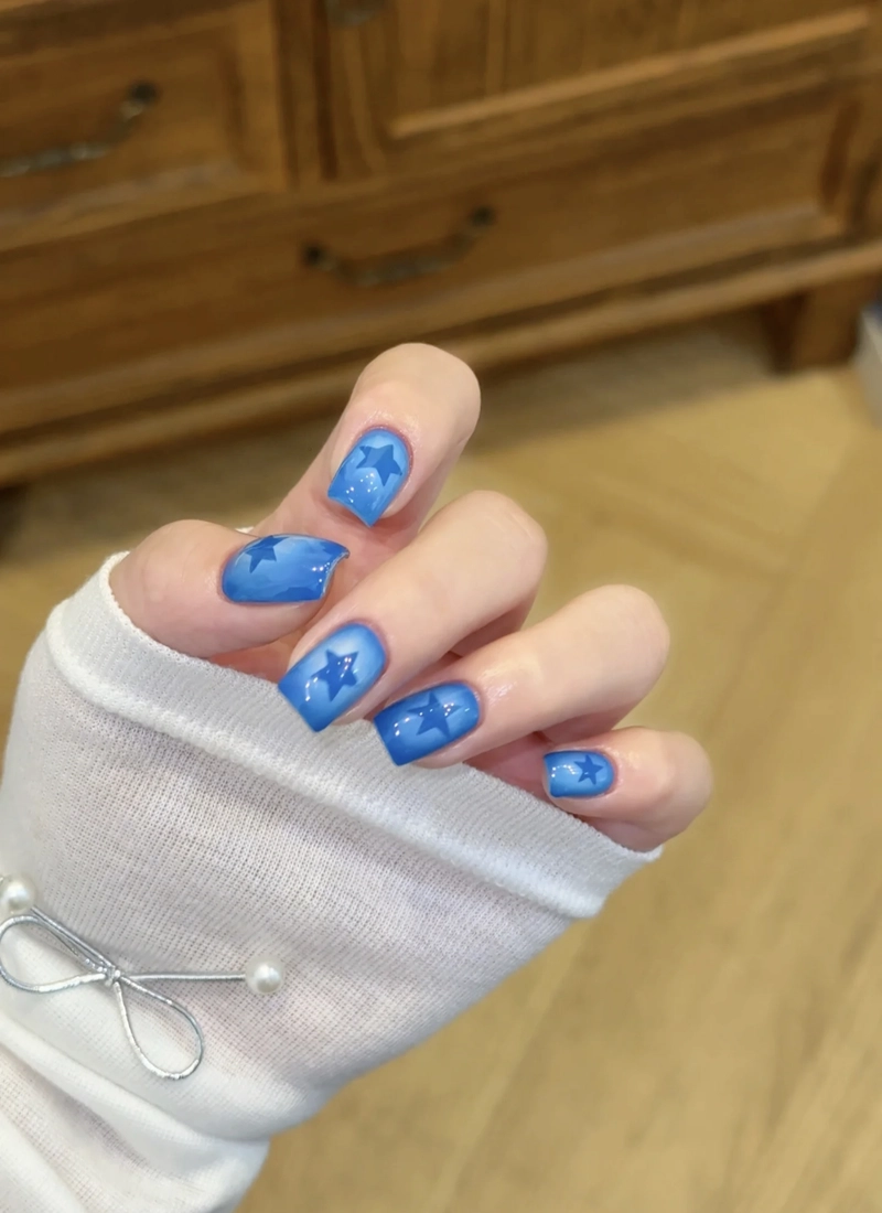 mẫu nail màu xanh dương đẹp móng vuông