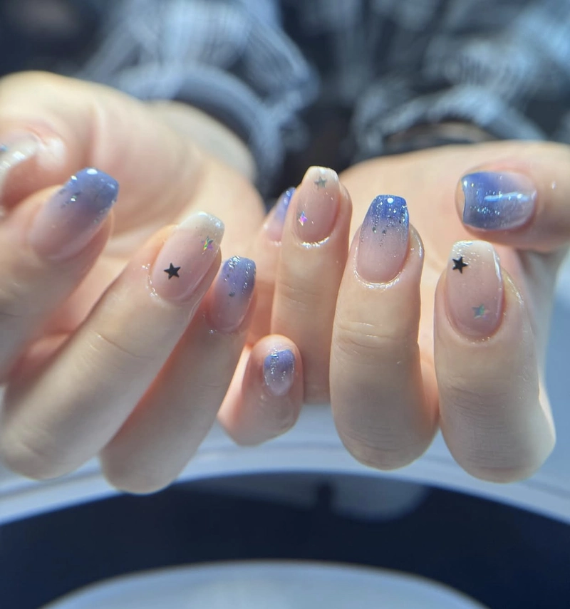 mẫu nail màu xanh dương đẹp ombre