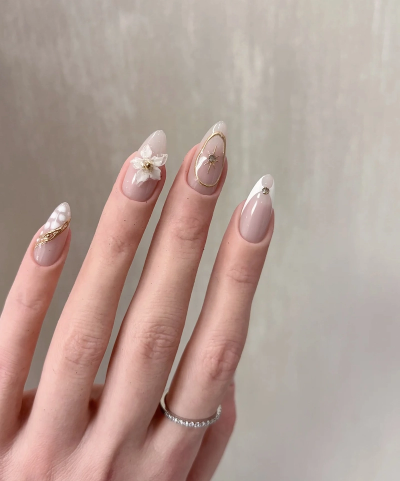 mẫu nail móng nhọn tròn đính đá