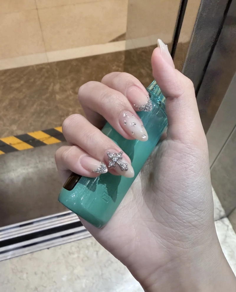 mẫu nail tay đính đá đẹp đơn giản