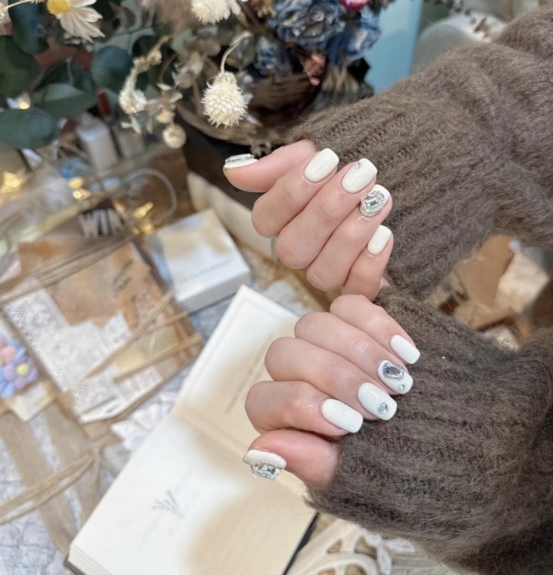 mẫu nail trắng xinh