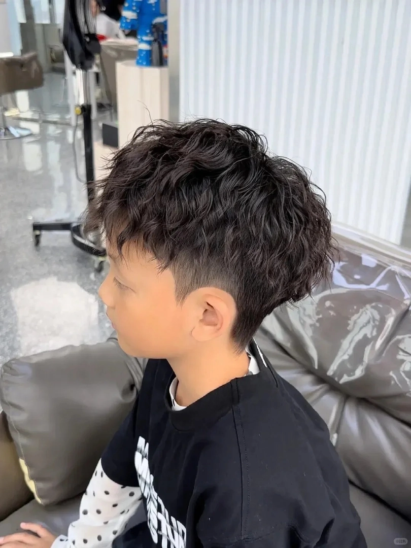 mẫu tóc uốn xoăn bé trai