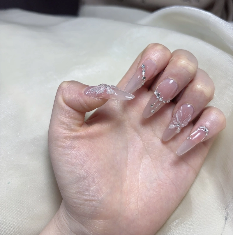 móng tay đính đá màu thạch