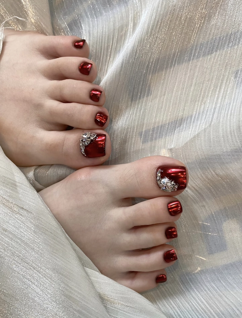 nail chân đính đá màu đỏ