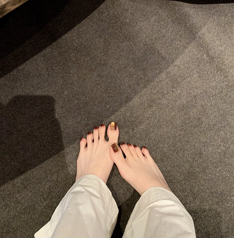 nail chân màu nâu đất mắt mèo