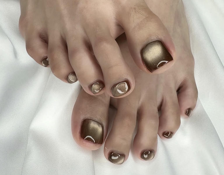 nail chân màu nâu mắt mèo lấp lánh