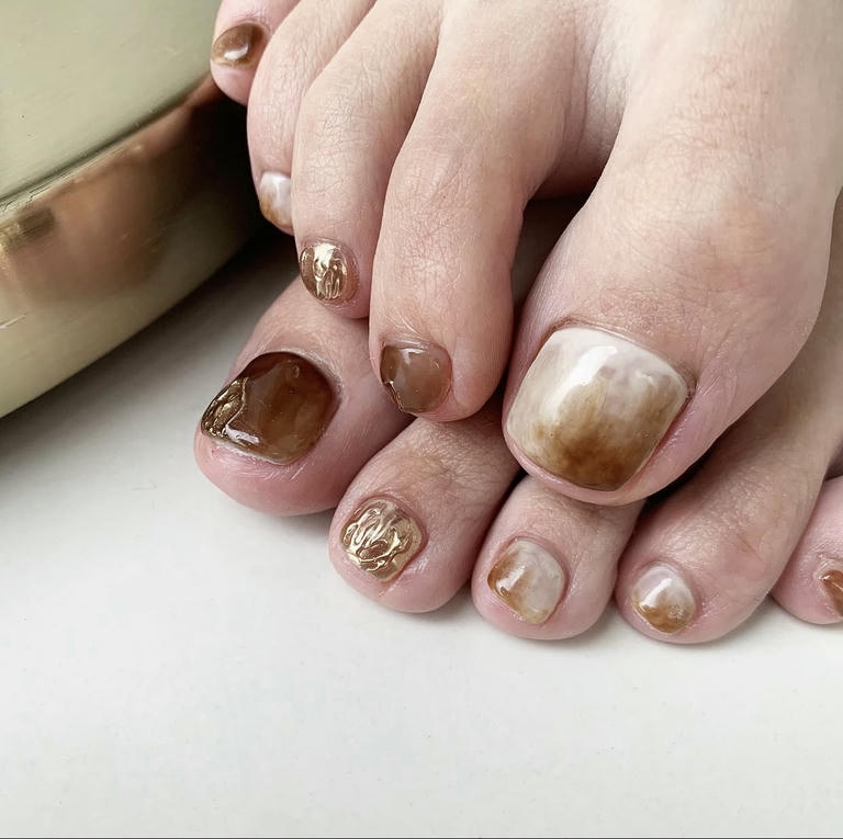 nail chân màu nâu nude ấm