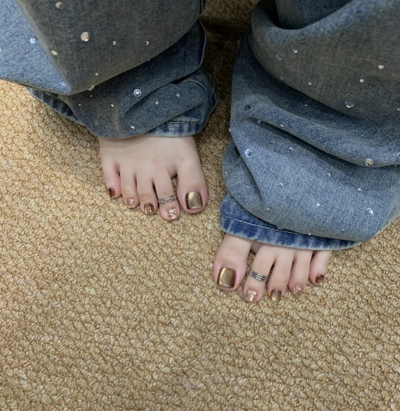 nail chân màu nâu tráng gương
