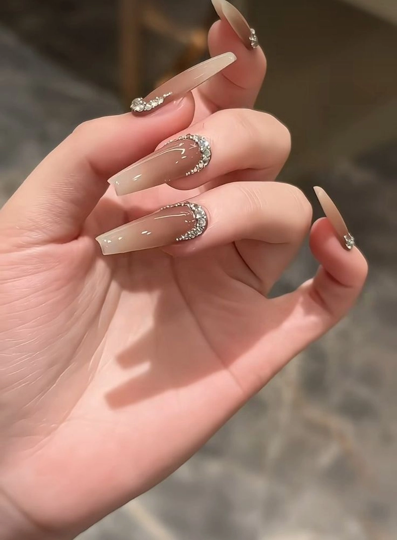 nail màu nâu đính đá
