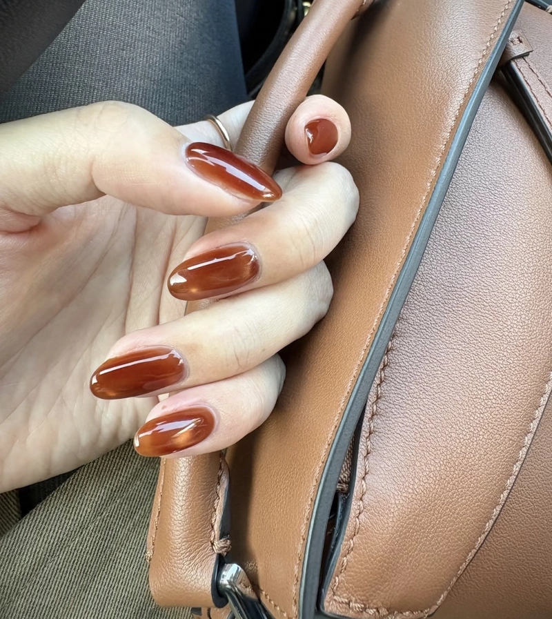 nail màu nâu thạch móng nhọn
