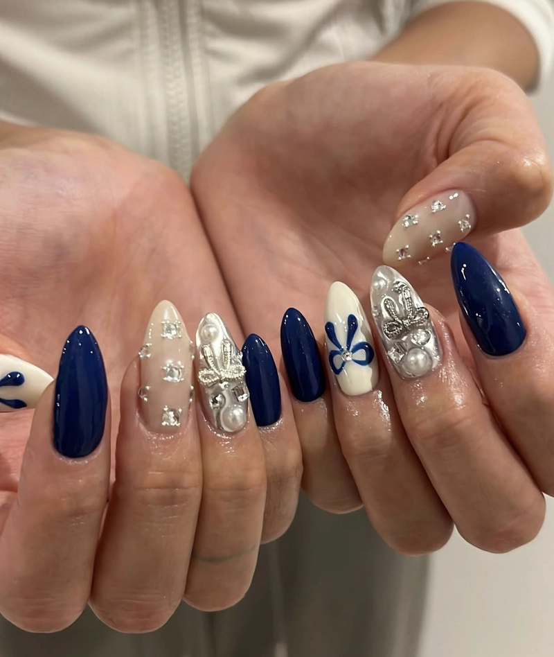 nail màu xanh dương đậm móng nhọn