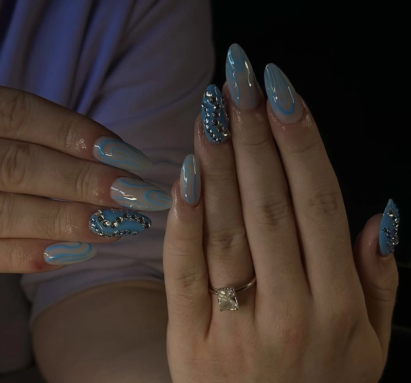 nail màu xanh dương nhạt đính đá