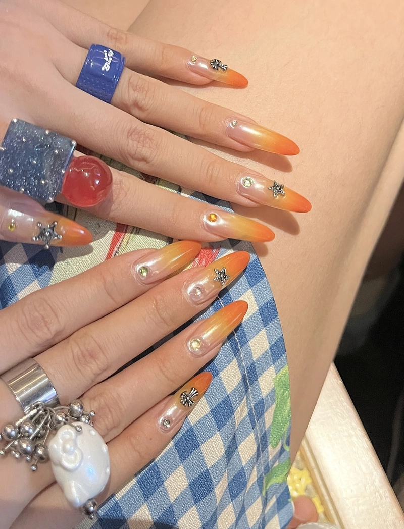 những mẫu nail màu cam đẹp
