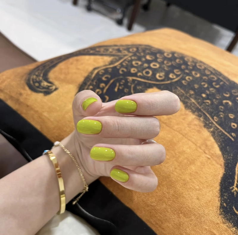 sơn móng tay màu xanh bơ dễ thương