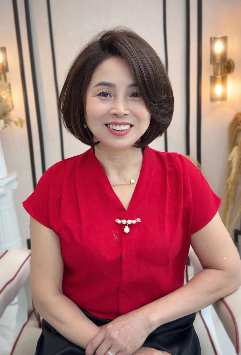 tóc bob xoăn cụp nhẹ cho phụ nữ trung niên