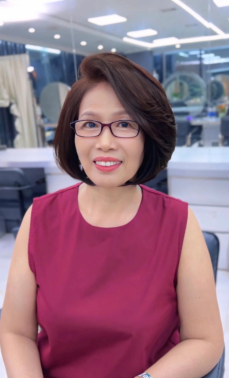 tóc dài uốn đuôi cho phụ nữ tuổi 50