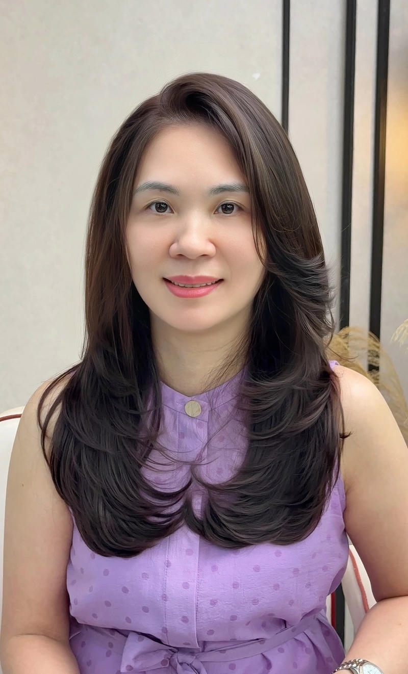 tóc layer uốn cụp cho phụ nữ 50