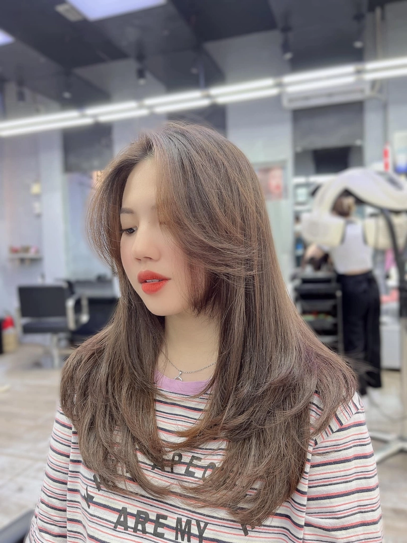 tóc layer uốn cụp ngang vai