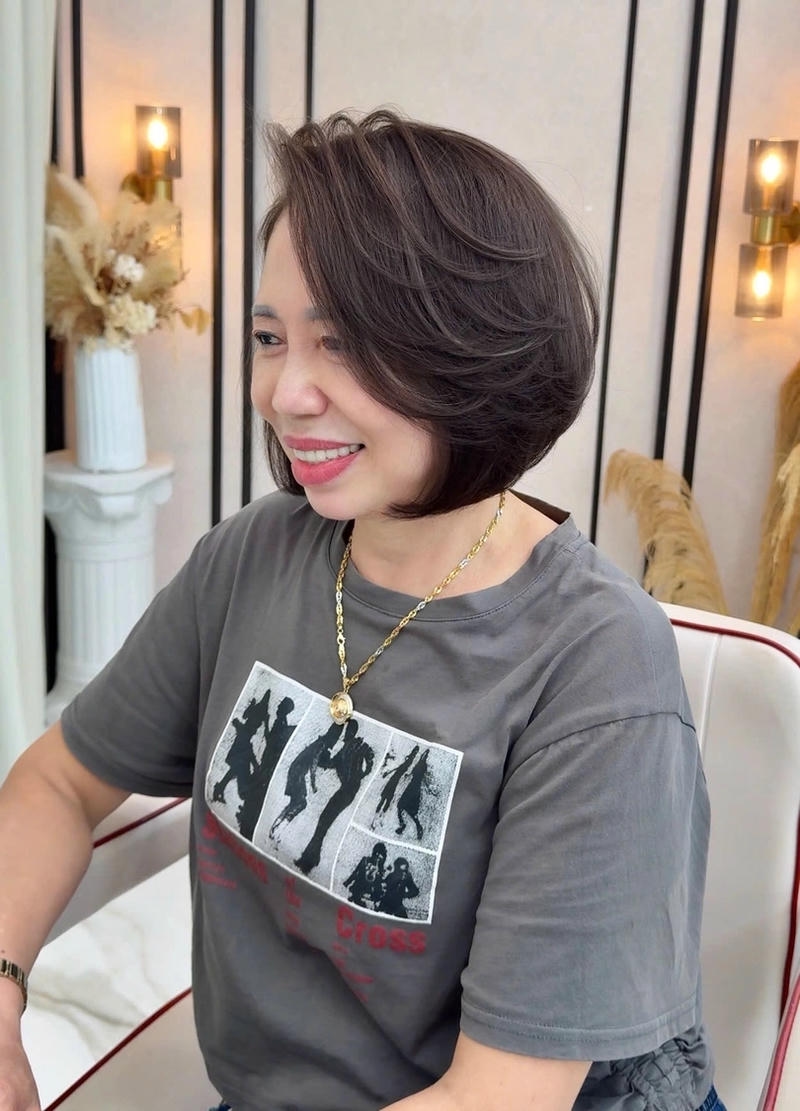 tóc ngang vai uốn cho phụ nữ 50