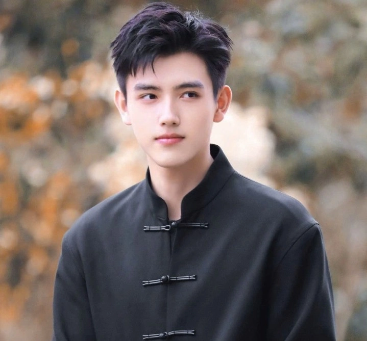 tóc side part uốn vuốt ngược