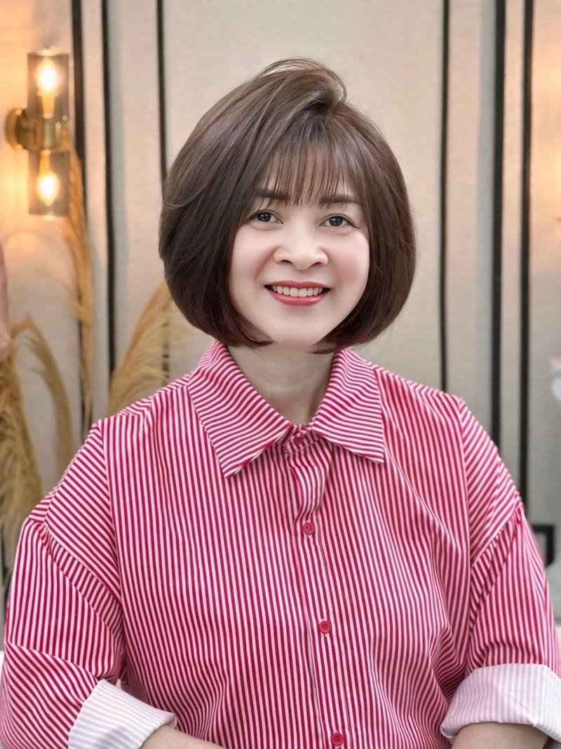 tóc uốn cúp đuôi cho phụ nữ tuổi 50