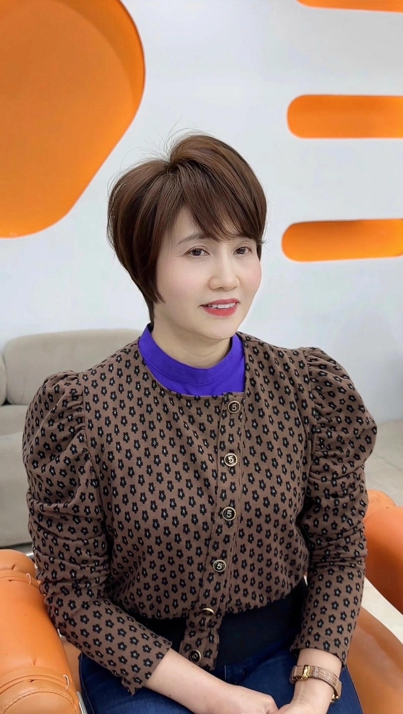 tóc uốn đuôi nhẹ cho phụ nữ 50