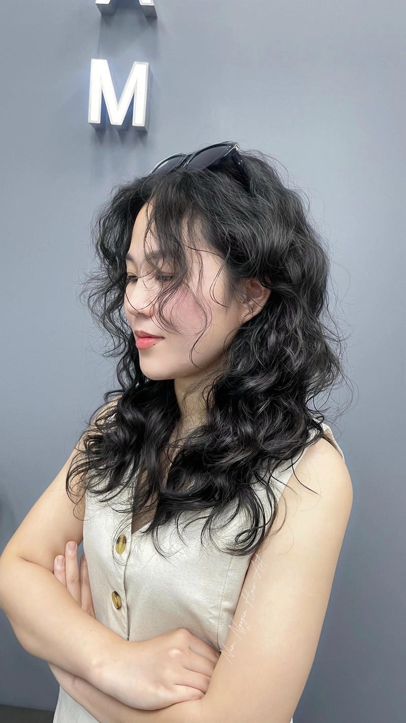 tóc uốn xoăn sóng lơi layer