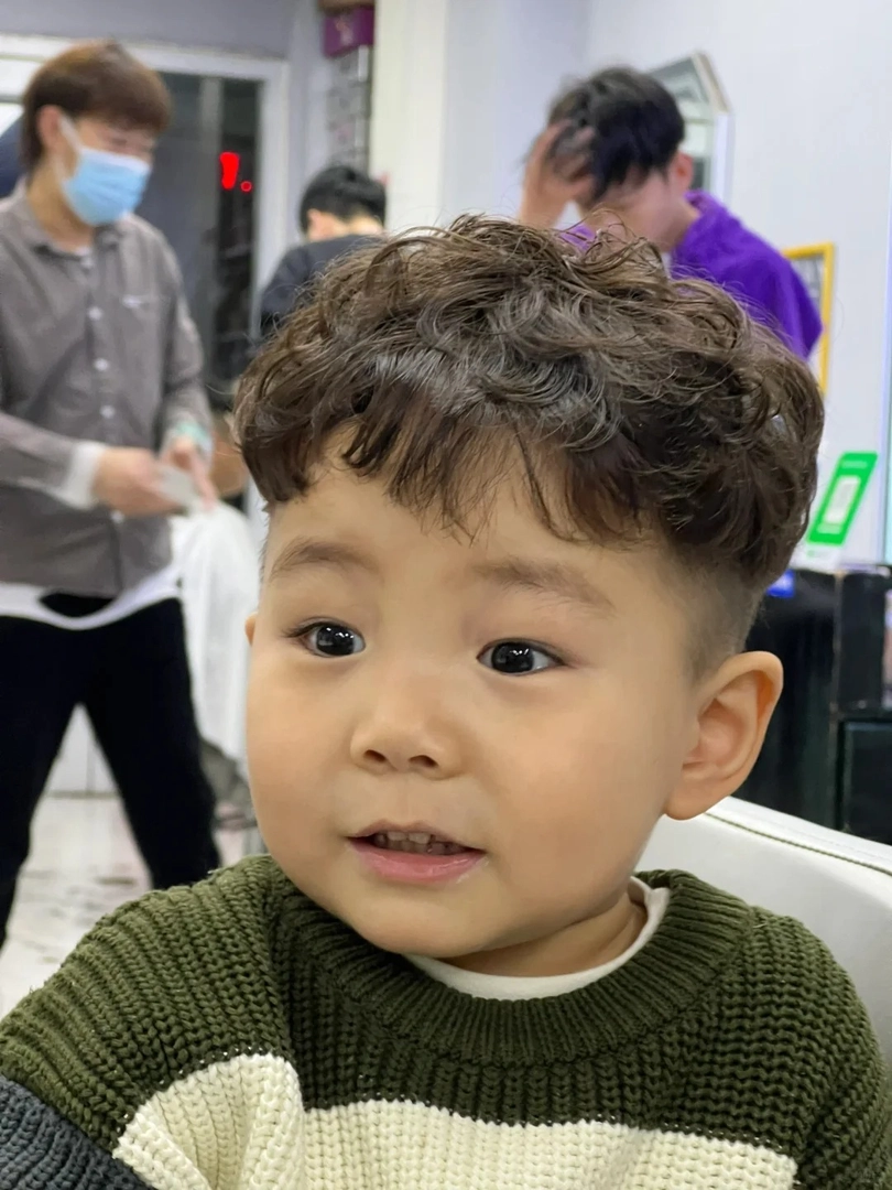 tóc xoăn bé trai học sinh