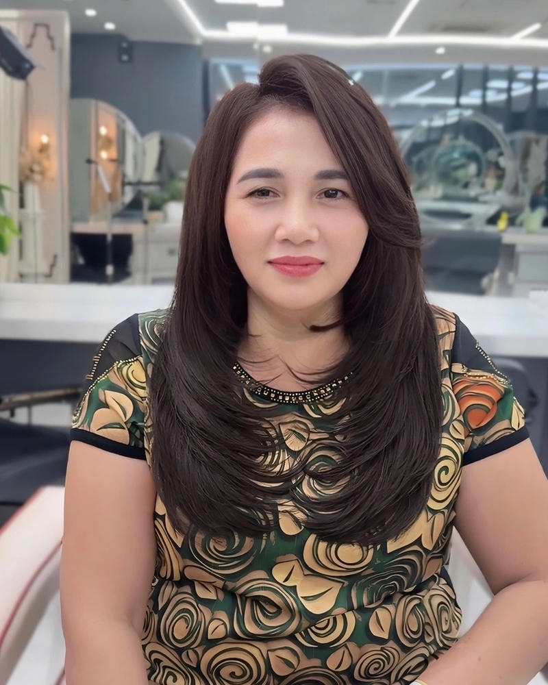 tóc xoăn lơi cho phụ nữ 50 tuổi