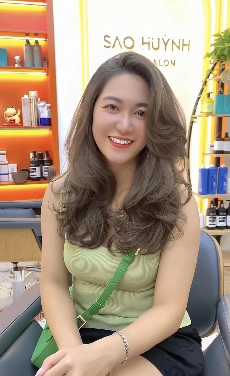 tóc xoăn lọn to cho phụ nữ 50 đẹp