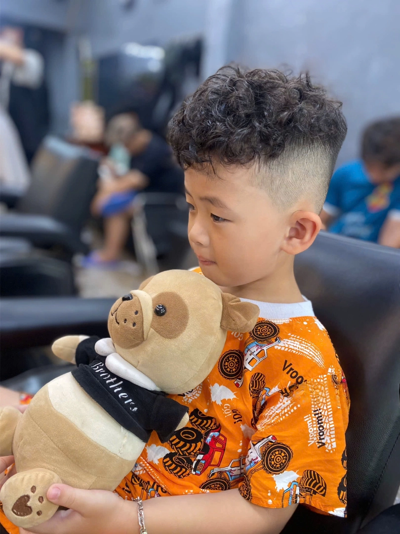 tóc xoăn nam trẻ em