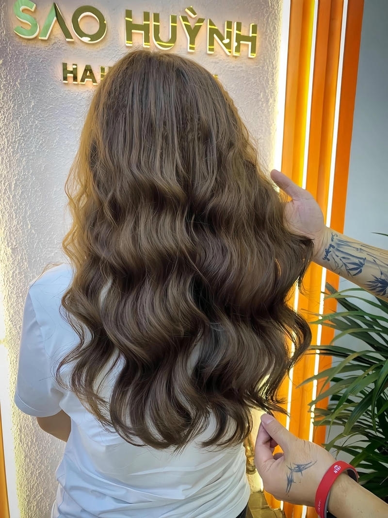 tóc xoăn sóng nước cho phụ nữ tuổi 50