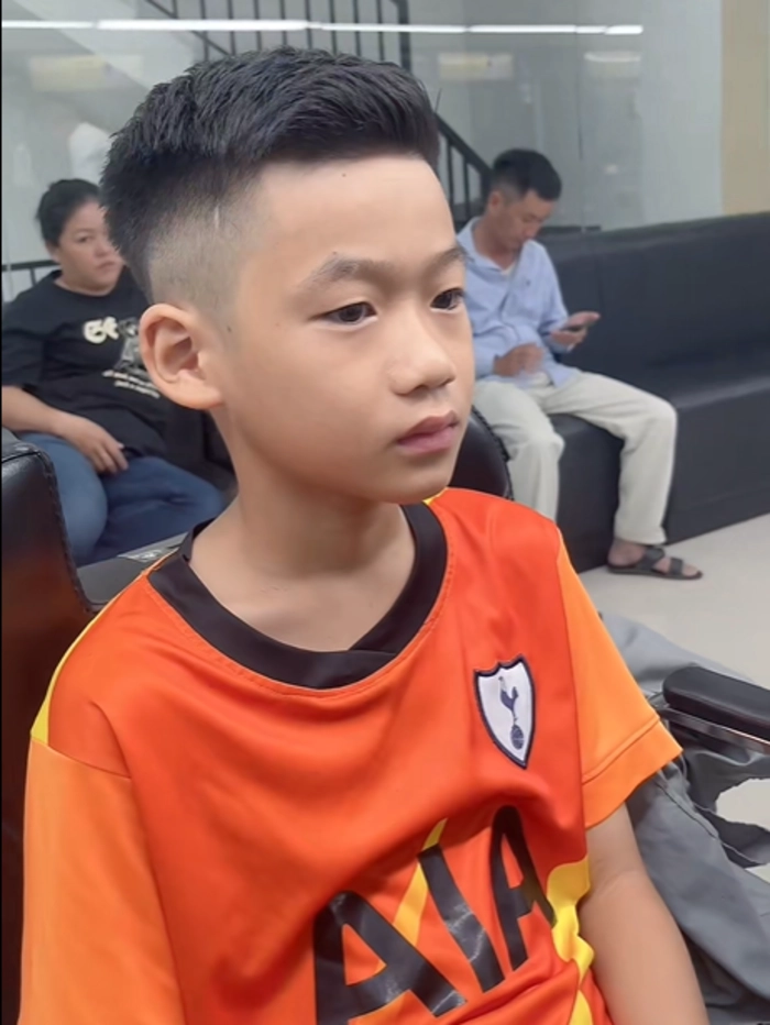 undercut bé trai mặt tròn