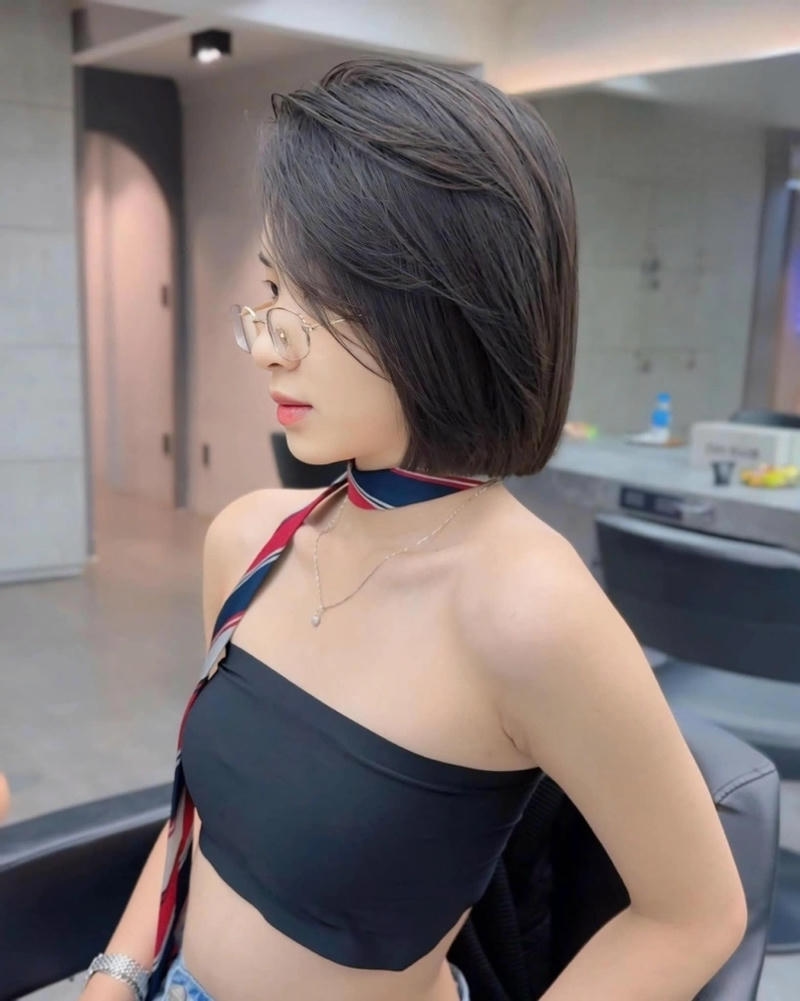 uốn tóc ngắn ngang vai mặt tròn