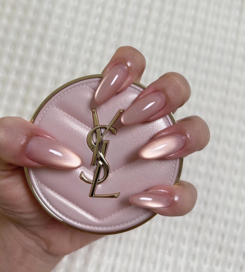 Thiết kế nail mắt mèo ánh sáng hồng