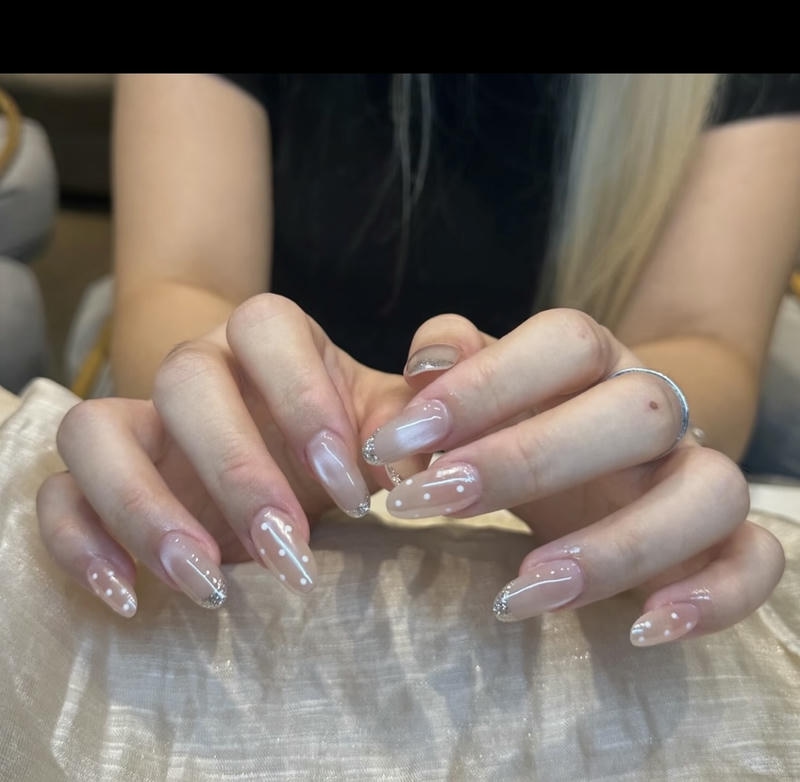 Thiết kế nail mắt mèo chấm bi hồng thạch