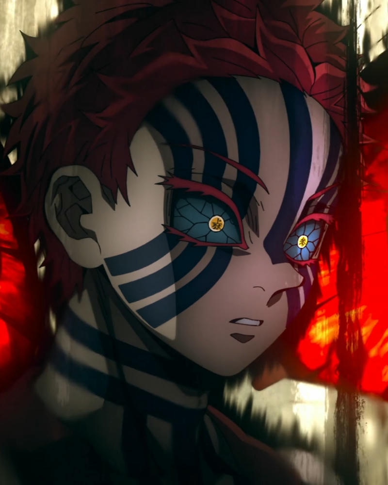 Akaza khuôn mặt cận cảnh dưới ánh sáng đỏ rực