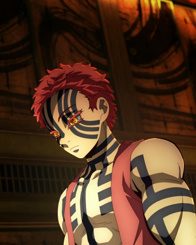 Ảnh Akaza góc nghiêng dưới ánh sáng vàng ấm áp