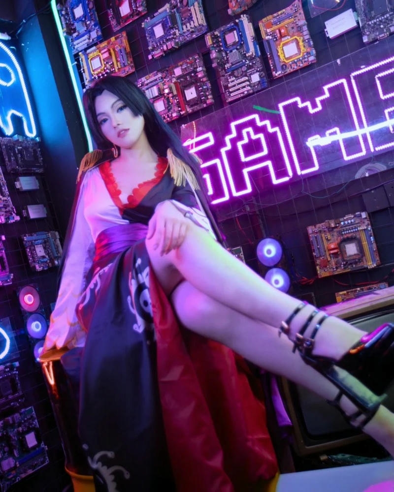 Ảnh Boa Hancock Cosplay khoe vẻ ngoài mê hoặc rạng rỡ