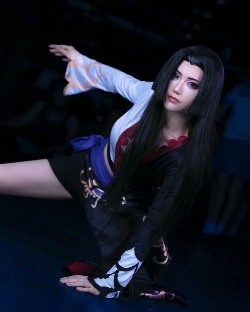 Ảnh Boa Hancock Cosplay toả sáng nhờ đường cong thu hút