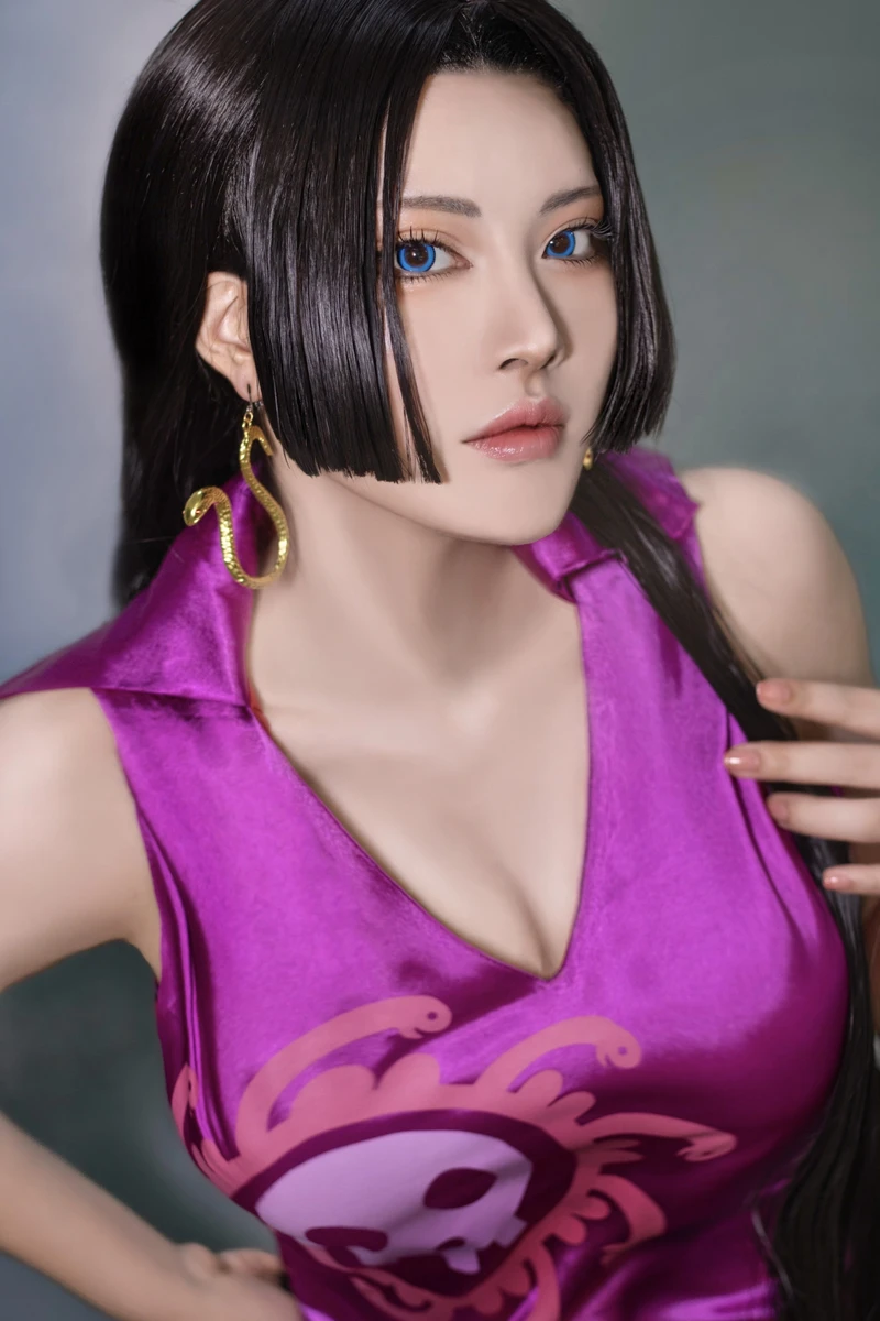 Ảnh Boa Hancock Cosplay với biểu cảm và thần thái cuốn hút