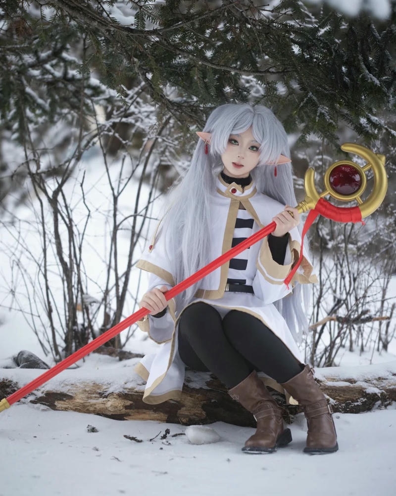 Ảnh Frieren cầm sách phép thuật bìa da cũ kỹ