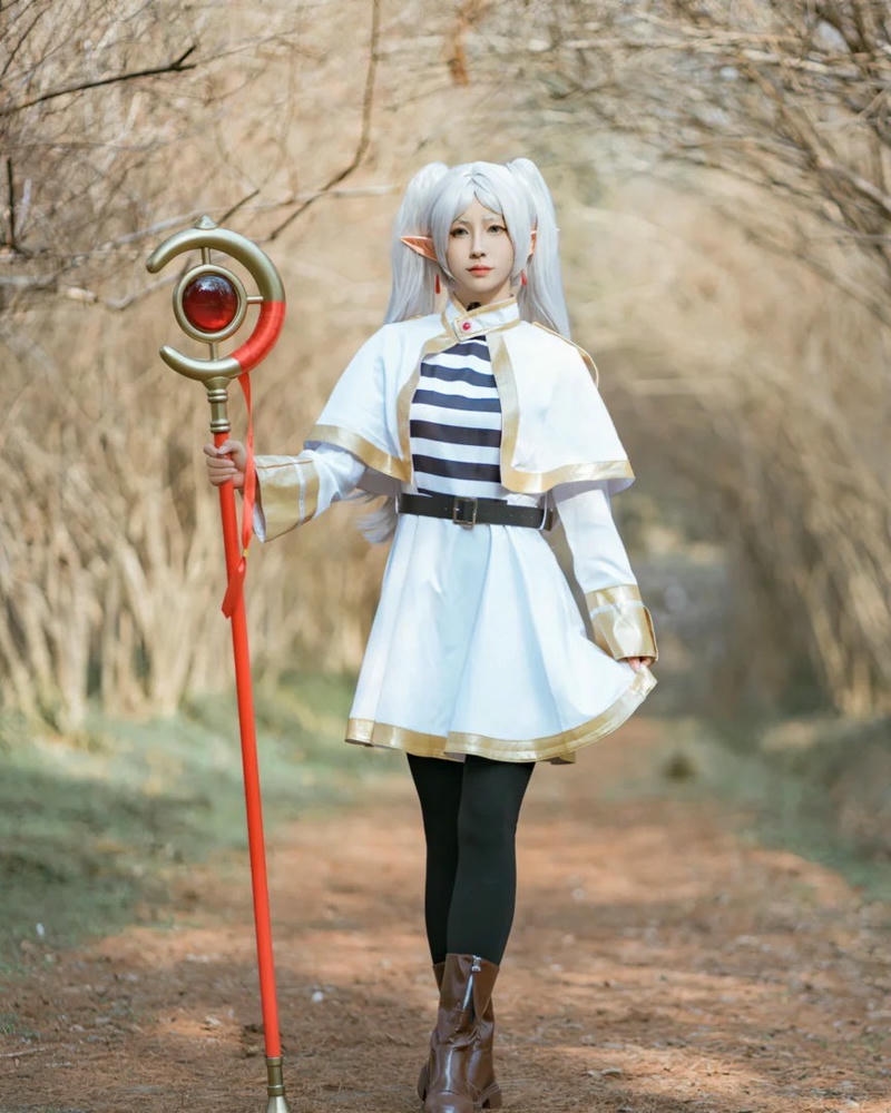 Ảnh Frieren đời thật cầm vali hành lý da to